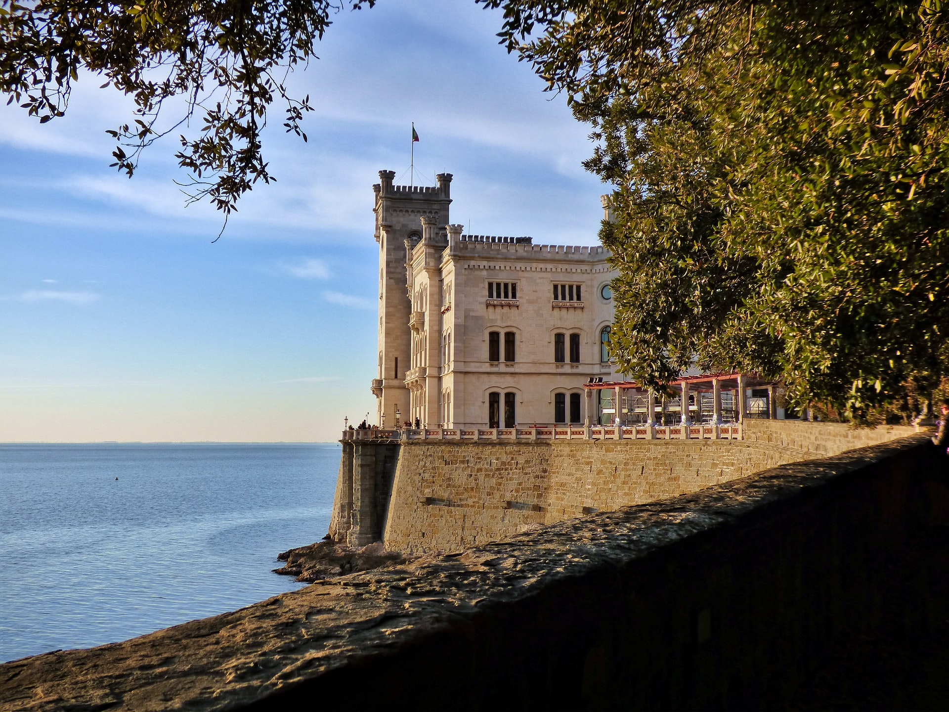Castello Miramare a Trieste e le Grotte di Postumia