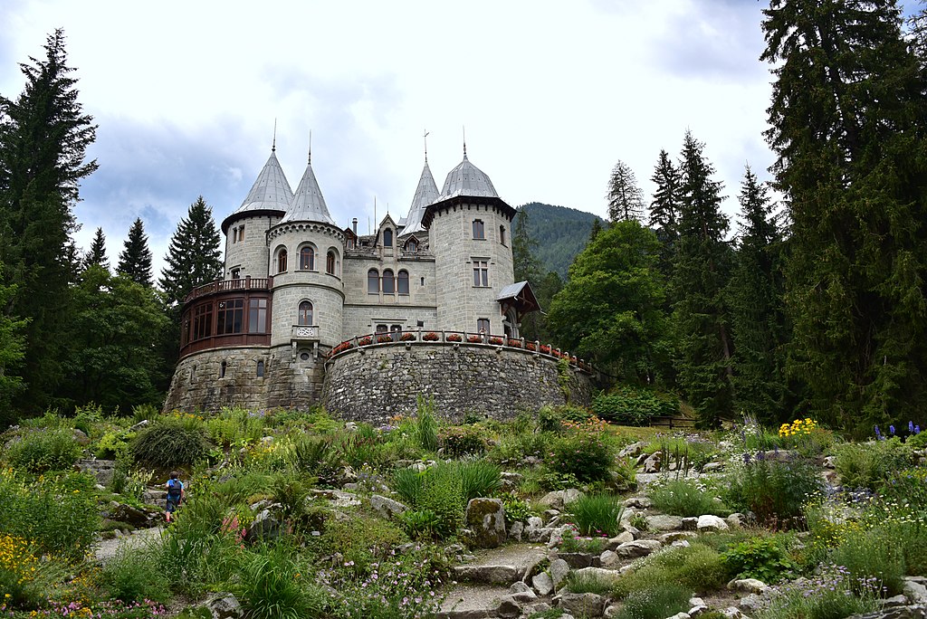 CASTELLO SAVOIA E PASSEGGIATA DELLA REGINA SINO A GRESSONEY