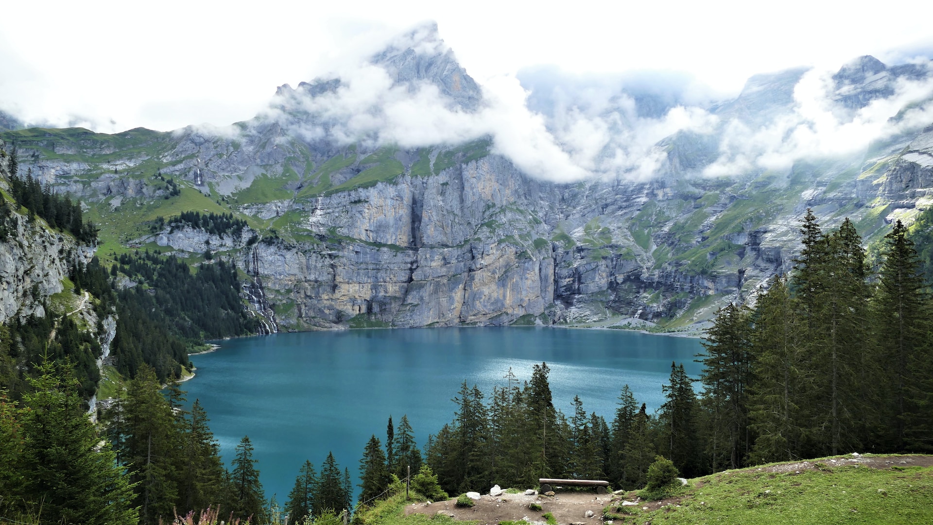 Lago di Oeschinen con il Trenino Verde delle Alpi Lago di Oeschinen con il Trenino Verde delle Alpi