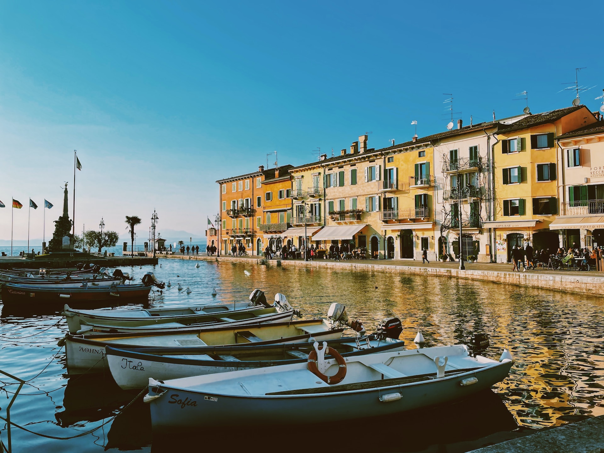 UNA PASSEGGIATA SUL LAGO DI GARDA UNA PASSEGGIATA SUL LAGO DI GARDA