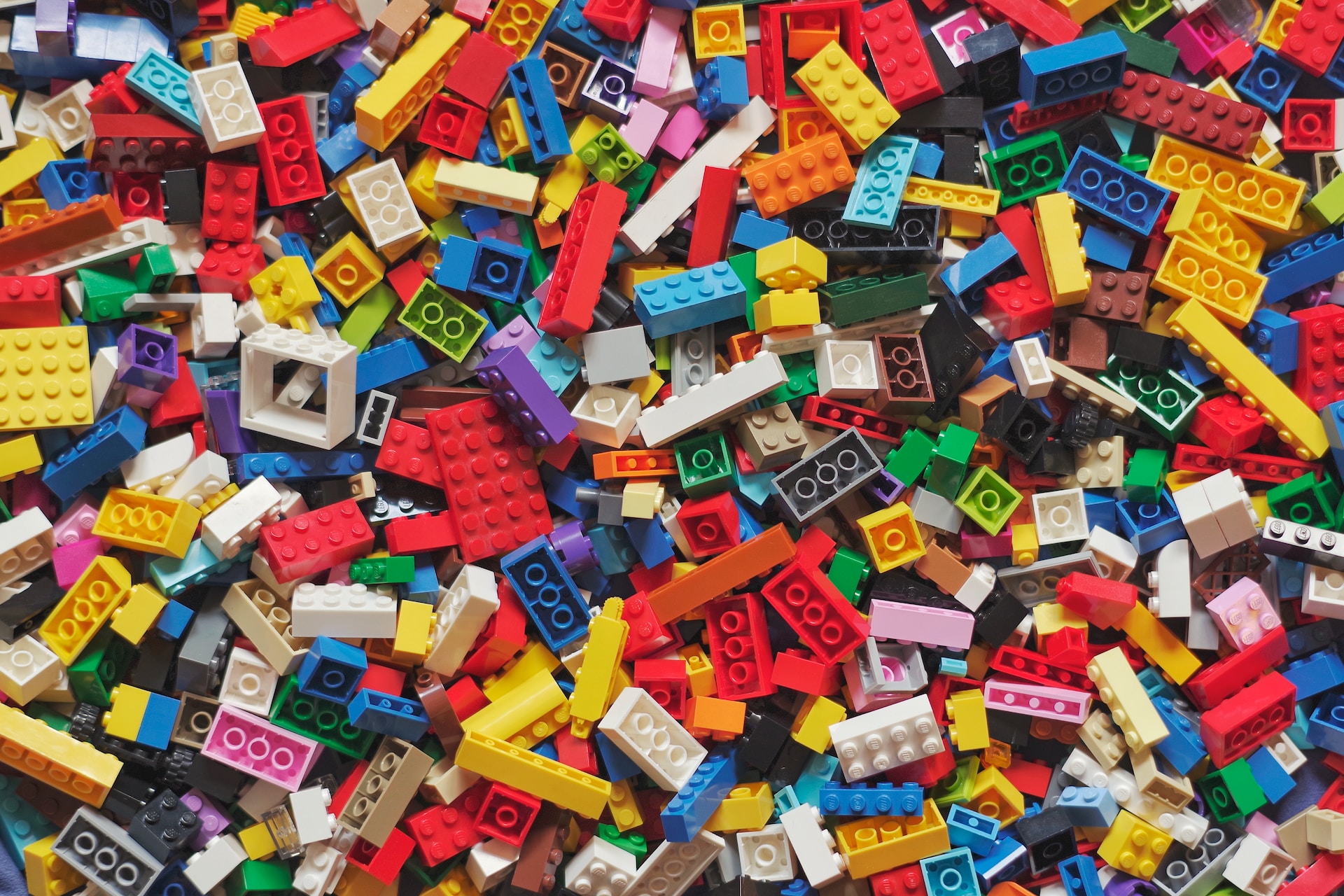 Foto di Xavi Cabrera | Unsplash Licence A BERGAMO PER LA MOSTRA DEI MITICI MATTONICINI LEGO E SHOPPING PER I SALDI