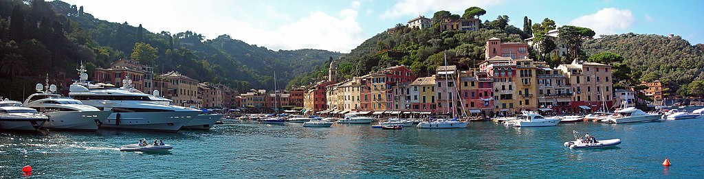 TRA L’ELEGANZA DI PORTOFINO E LA MONDANITÀ DI RAPALLO