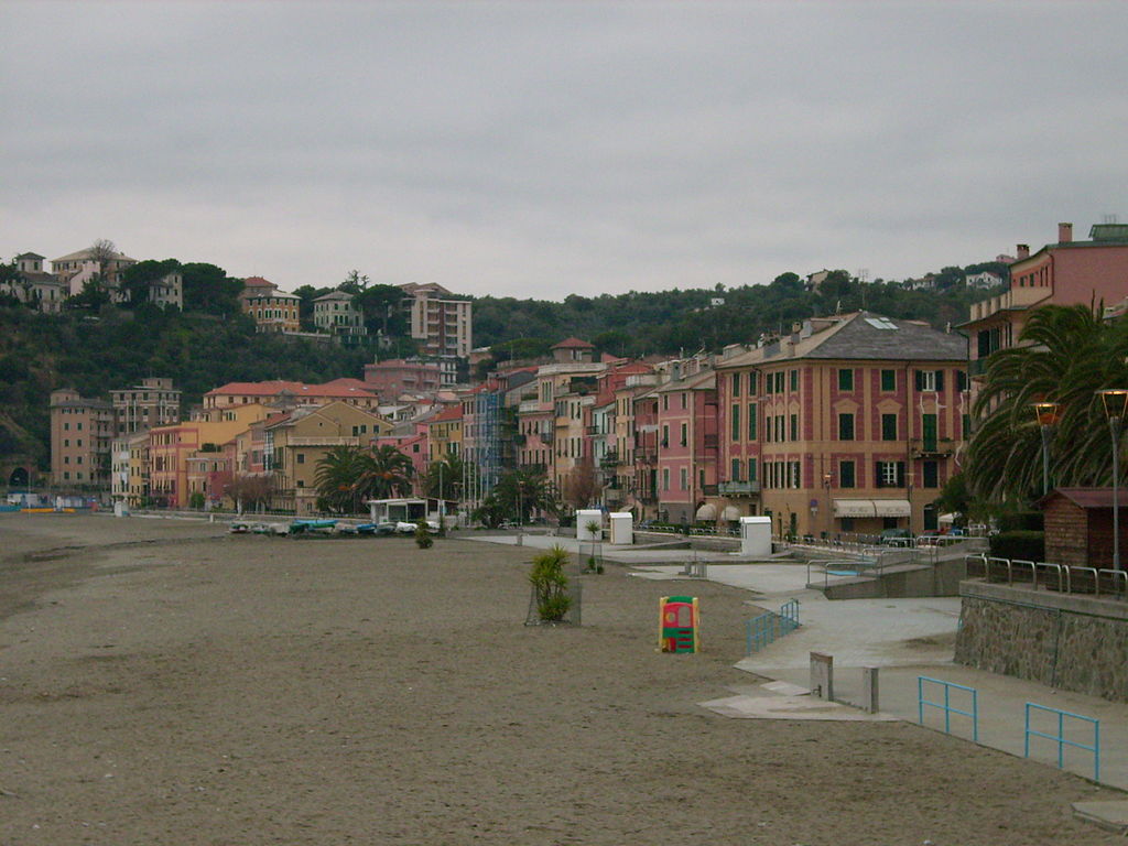 Foto di Davide Papalini | CC-BY-SA-2.5 Una giornata al mare a Celle Ligure