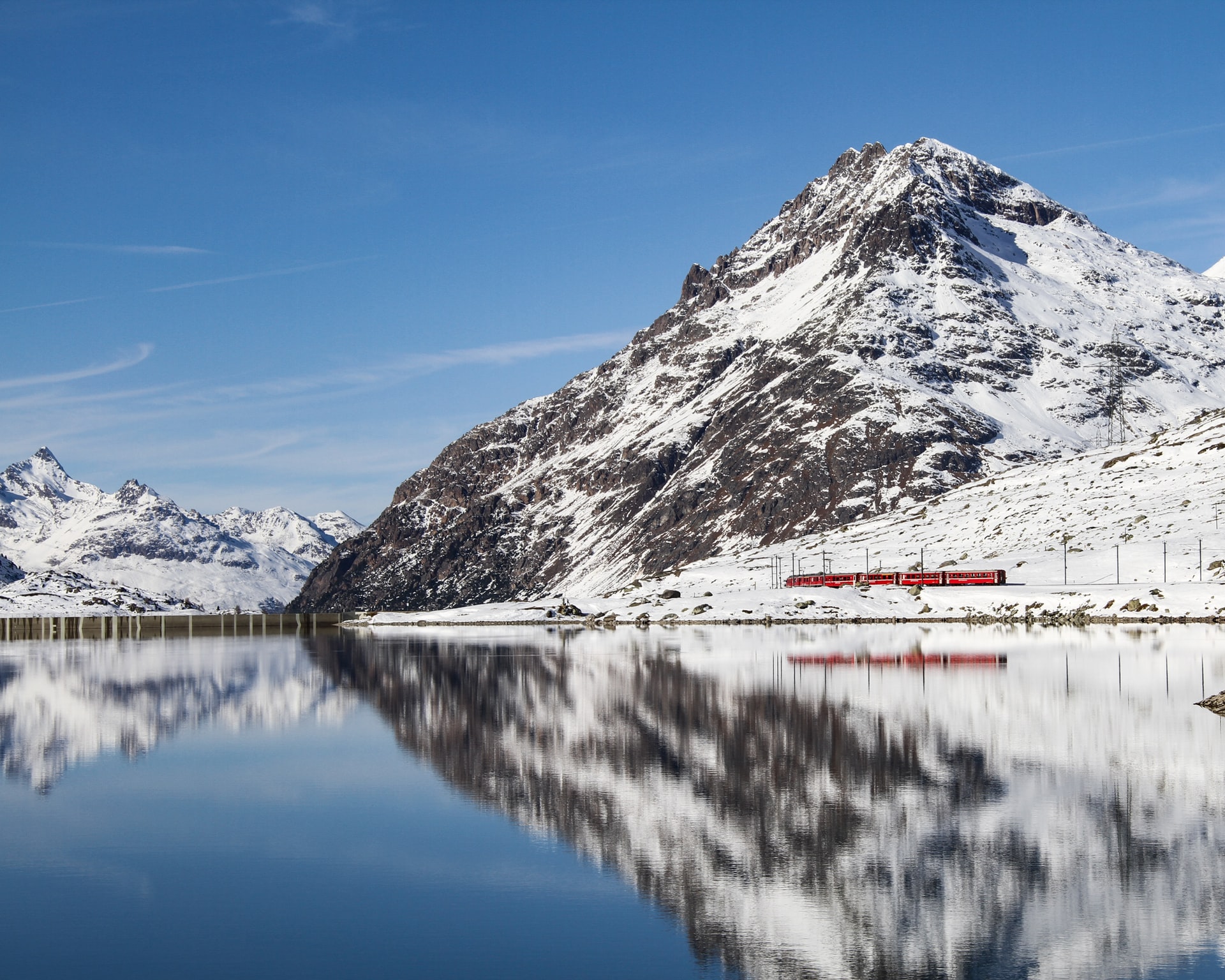 Foto di Robin Ulrich | Unsplash Licence PAESAGGI INVERNALI DAL TRENINO ROSSO DEL BERNINA
